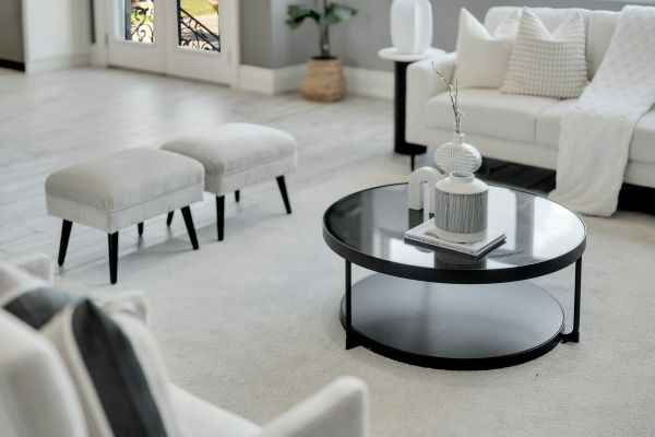 7 avantages des bouts de canapé noirs pour votre décoration intérieure